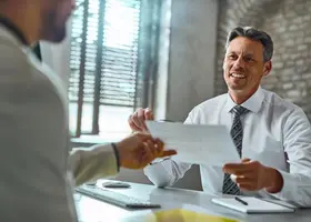 Coach che guida un candidato durante un colloquio di lavoro