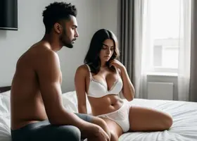 Uomo e donna nel letto con espressione perplessa simbolo di ansia da prestazione e resistenze nell’intimità