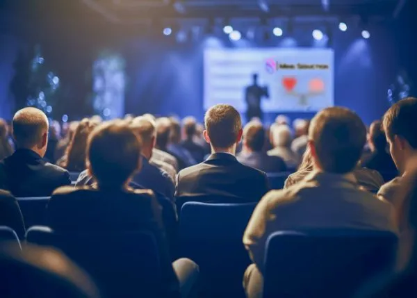 Conferenza sulla leadership e coaching nel mondo del lavoro, speaker professionista in azione