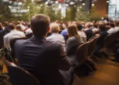 Pubblico attento durante evento sulle relazioni interpersonali
