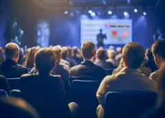 Speaker durante intervento con pubblico presente a evento sulle relazioni