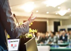 Speaker in primo piano mentre parla al pubblico durante evento su relazioni interpersonali