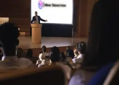 Speaker sul palco durante un evento dedicato alle relazioni interpersonali