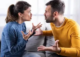 Coppia che discute, rappresentando la gestione di conflitti e la ricerca di equilibrio tra spazi personali e ritmi di vita