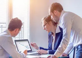 Manager che analizza un dashboard con KPI e matrice dei ruoli