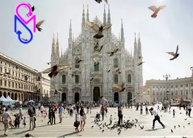 Sessione di life coaching all’aperto con sfondo Duomo di Milano, atmosfera raccolta e ispirazionale