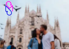 Coppia che si bacia con lo sfondo di Milano, simbolo di intimità e connessione emotiva
