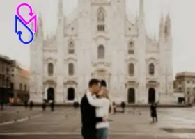 Coppia abbracciata che si bacia davanti al Duomo di Milano, simbolo di un legame rafforzato attraverso il cambiamento personale