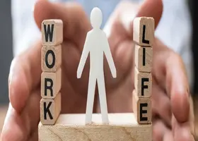 Uomo stilizzato con scritte work e life simbolo di bilanciamento tra vita personale e lavoro