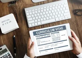 PC con foglio curriculum vitae simbolo di orientamento professionale e ricerca del lavoro ideale