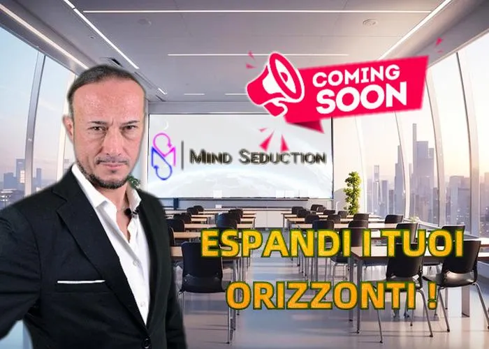 Giacomo guarda verso l'osservatoare con la scritta 'Coming Soon' ed 'Espandi i tuoi orizzonti', annunciando eventi futuri